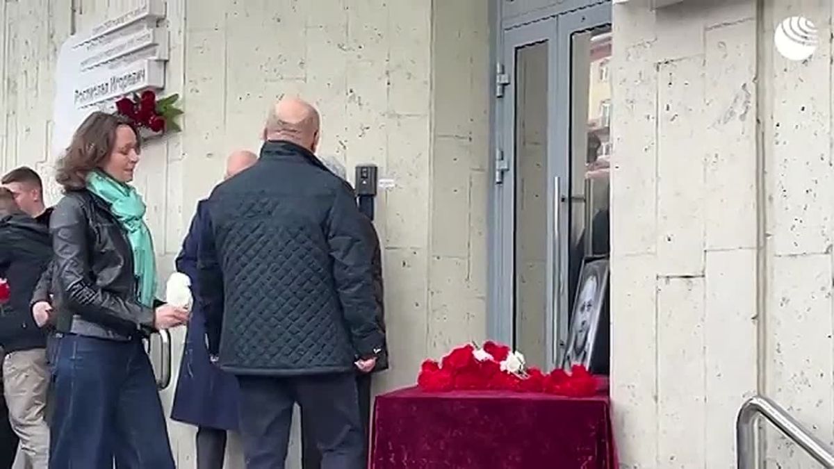В Москве на здании медиагруппы «Россия сегодня» открыли мемориальную доску в память о военном корреспонденте РИА Новости, кавалере ордена Мужества Иване Зуеве