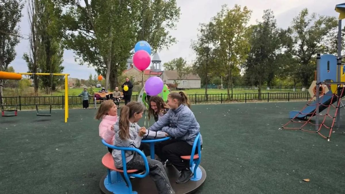 В селе Красное появилась новая детская площадка: с качелями, горками и безопасным покрытием В селе Красное появилась новая детская площадка: с качелями, горками и безопасным покрытием