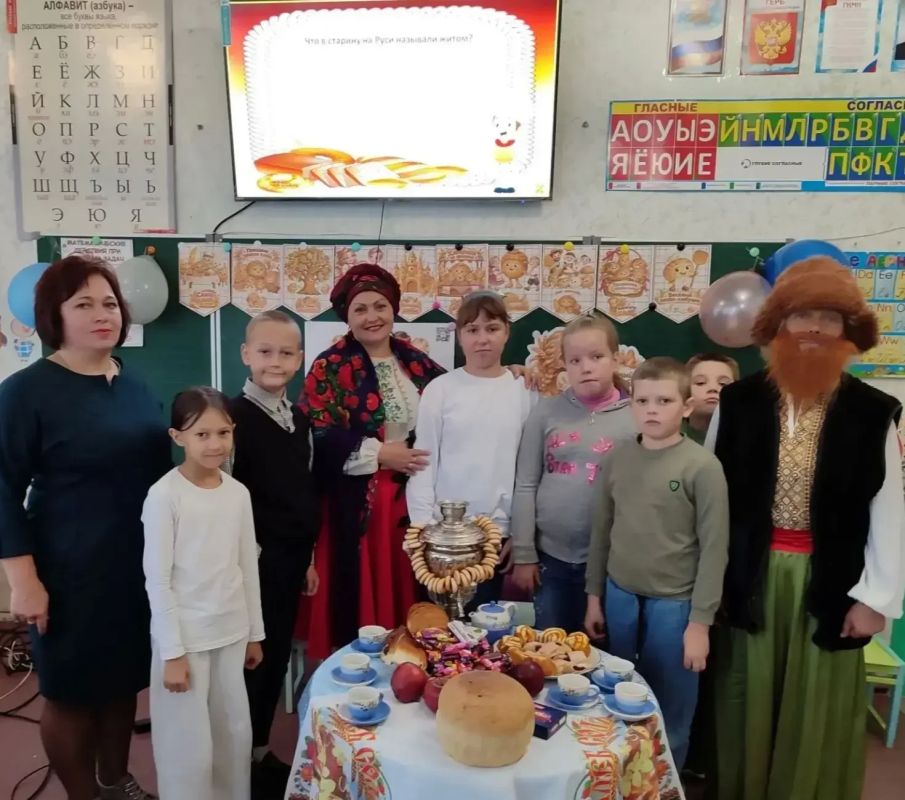 «Хлеб — всему голова!» . 16 октября, в рамках празднования Всемирного дня хлеба, Раздольненский сельский клуб совместно с педагогами ГБОУ ХО «Горьковская школа Каланчакского района» провёл для учащихся познавательное...