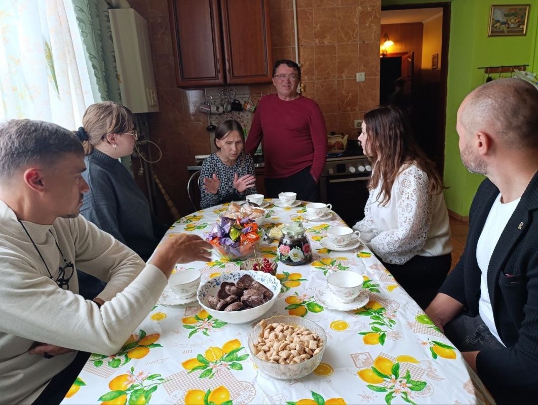 Павел Филипчук: Семья — гордость Каховки. В День города, который мы отмечаем в светлый праздник Покрова Пресвятой Богородицы, вместе с первым заместителем Игорем Бжезицким побывали в гостях у Андрея и Натальи Андреевых —... Павел Филипчук: Семья — гордость Каховки. В День города, который мы отмечаем в светлый праздник Покрова Пресвятой Богородицы, вместе с первым заместителем Игорем Бжезицким побывали в гостях у Андрея и Натальи Андреевых —...