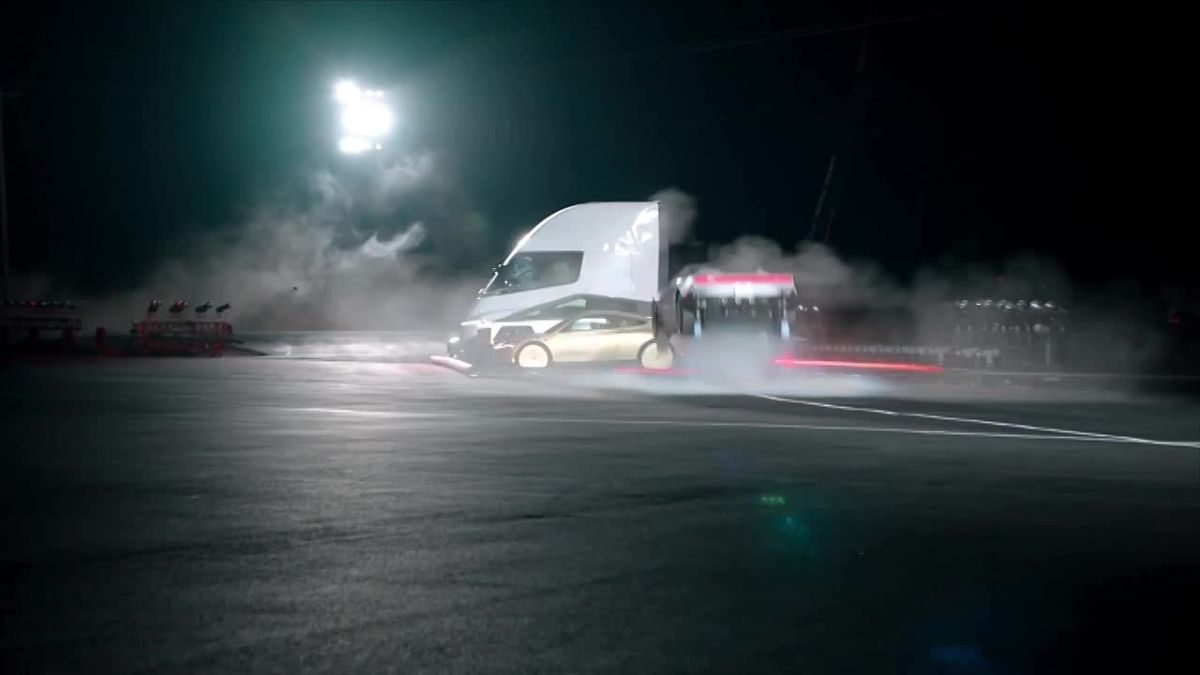 Tesla выпустит летающий Roadster с ракетными ускорителями SpaceX