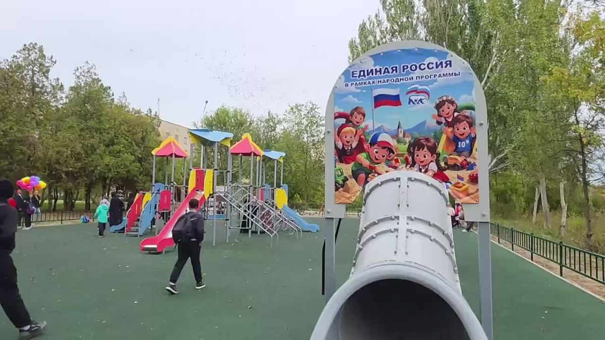 В селе Красное Скадовского округа открыта новая детская игровая площадка, построенная по федеральному проекту «Формирование комфортной городской среды» и Народной программе «Единой России»