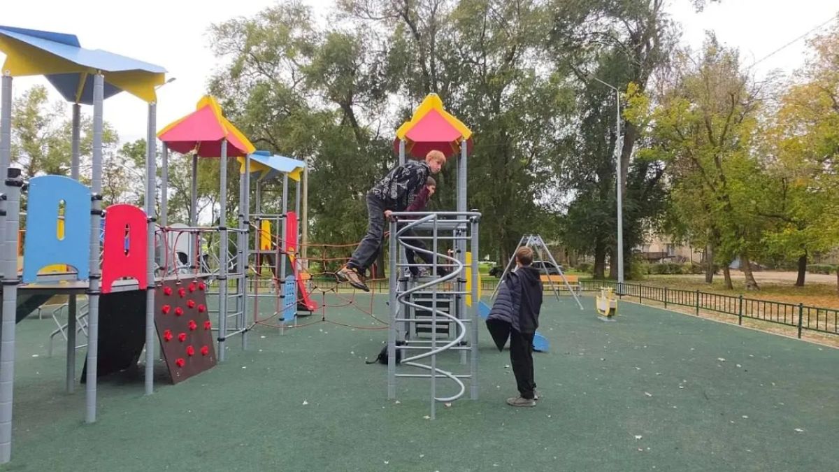 В селе Красное появилась новая детская площадка: с качелями, горками и безопасным покрытием