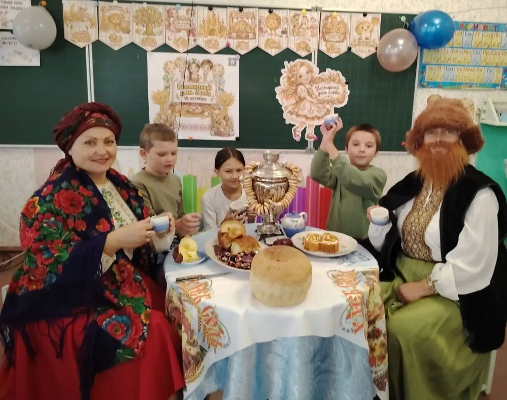 «Хлеб — всему голова!» . 16 октября, в рамках празднования Всемирного дня хлеба, Раздольненский сельский клуб совместно с педагогами ГБОУ ХО «Горьковская школа Каланчакского района» провёл для учащихся познавательное... «Хлеб — всему голова!» . 16 октября, в рамках празднования Всемирного дня хлеба, Раздольненский сельский клуб совместно с педагогами ГБОУ ХО «Горьковская школа Каланчакского района» провёл для учащихся познавательное...
