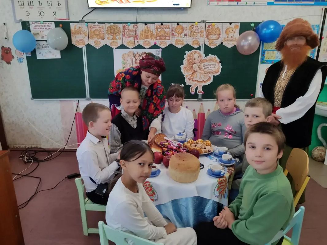 «Хлеб — всему голова!» . 16 октября, в рамках празднования Всемирного дня хлеба, Раздольненский сельский клуб совместно с педагогами ГБОУ ХО «Горьковская школа Каланчакского района» провёл для учащихся познавательное... «Хлеб — всему голова!» . 16 октября, в рамках празднования Всемирного дня хлеба, Раздольненский сельский клуб совместно с педагогами ГБОУ ХО «Горьковская школа Каланчакского района» провёл для учащихся познавательное...