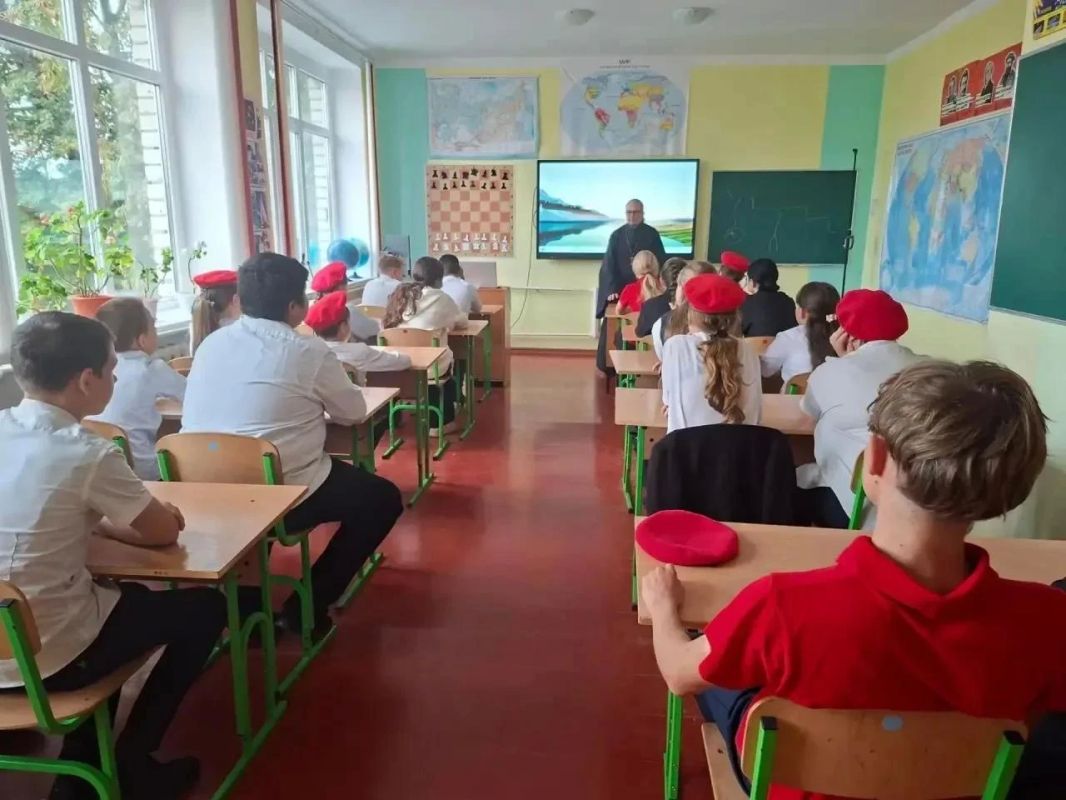 Встреча юнармейцев с настоятелем храма села Приморское Встреча юнармейцев с настоятелем храма села Приморское