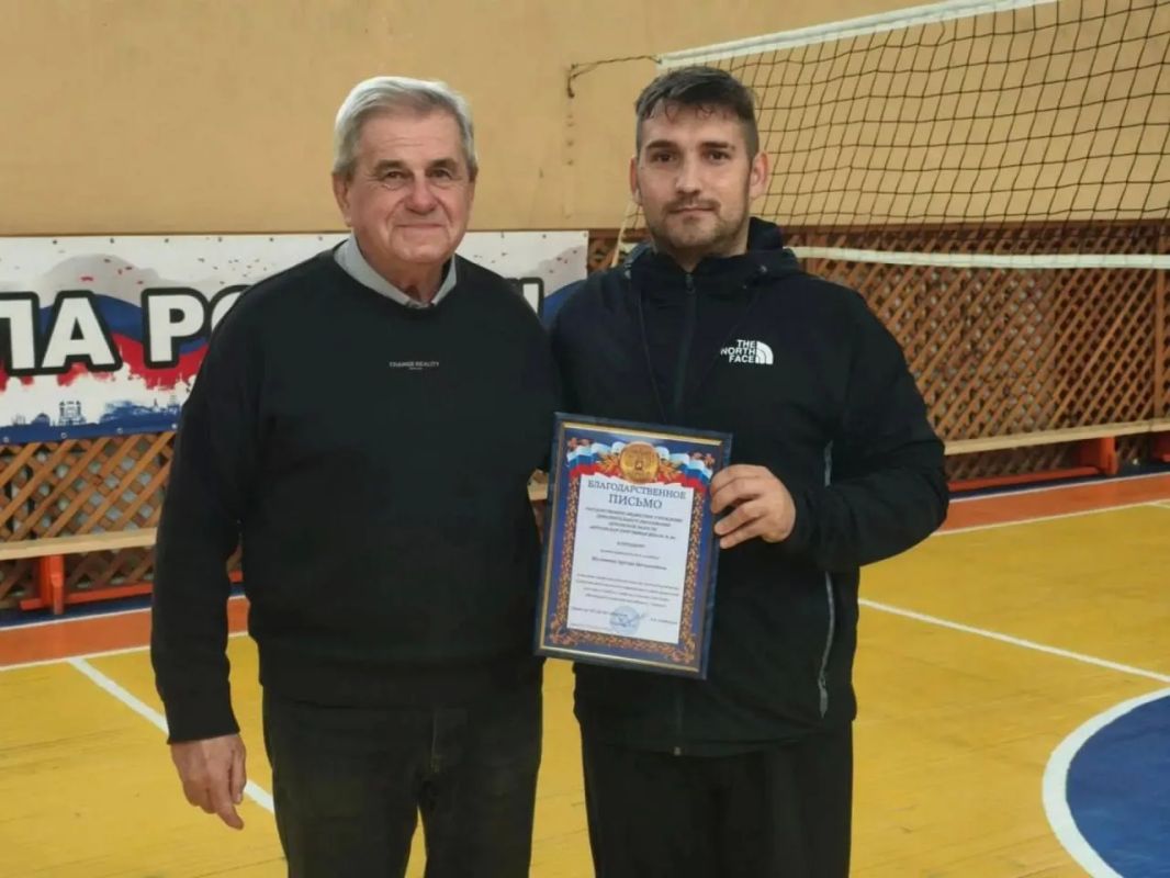 В Скадовске провели открытую тренировку в честь первой годовщины работы волейбольной секции В Скадовске провели открытую тренировку в честь первой годовщины работы волейбольной секции