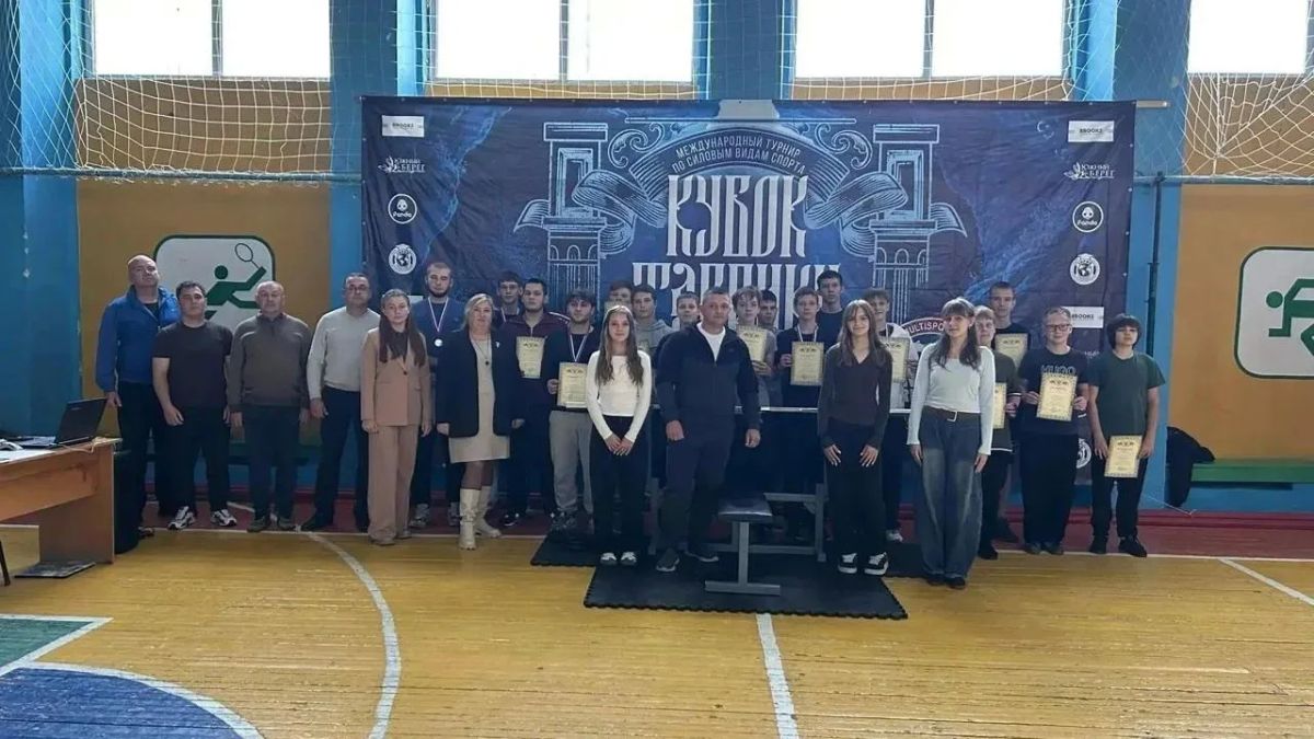 В Чаплинском округе прошёл турнир по пауэрлифтингу ко Дню отца