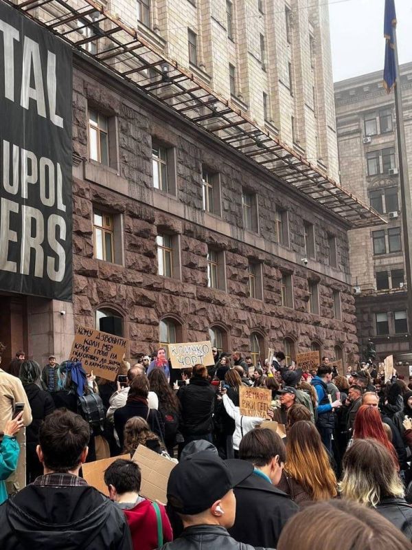 В Киеве прошел митинг за отставку мэра Виталия Кличко В Киеве прошел митинг за отставку мэра Виталия Кличко