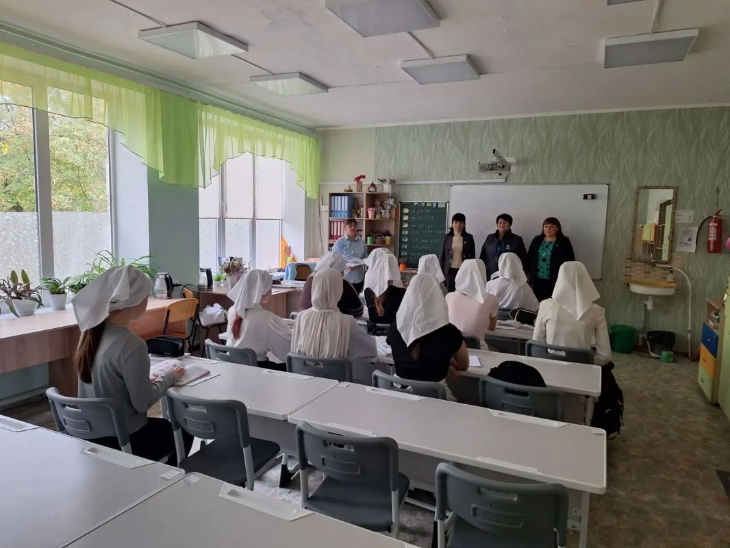 В преддверии Дня повара депутаты «Единой России» посетили урок труда в Чаплинской школе № 1 В преддверии Дня повара депутаты «Единой России» посетили урок труда в Чаплинской школе № 1