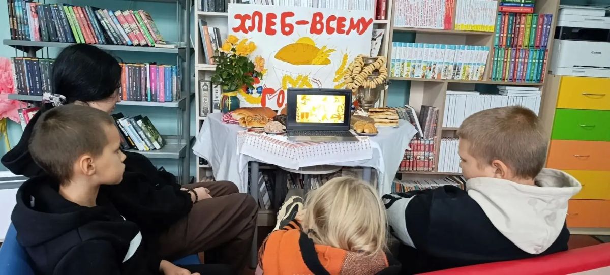 В Красноподольской библиотеке в День хлеба прошло мероприятие «Слава хлебу на столе» В Красноподольской библиотеке в День хлеба прошло мероприятие «Слава хлебу на столе»