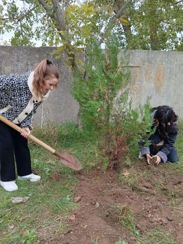 Урок о природе в Скадовске завершился посадкой школьной аллеи Урок о природе в Скадовске завершился посадкой школьной аллеи
