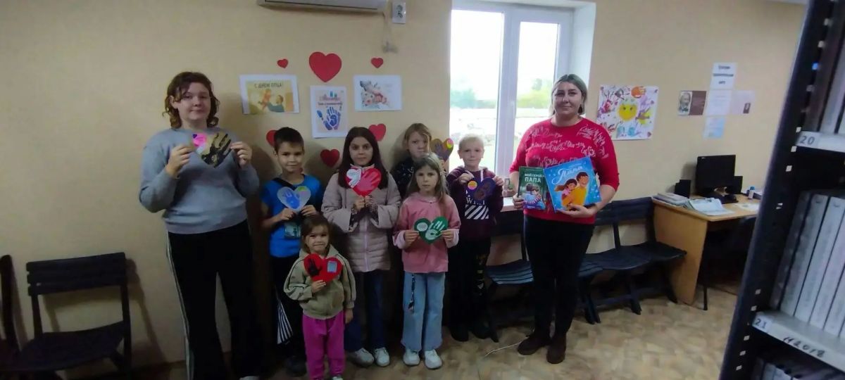 В Тавричанской сельской библиотеке прошёл тёплый мастер-класс «Тепло отцовских рук» по изготовлению открыток