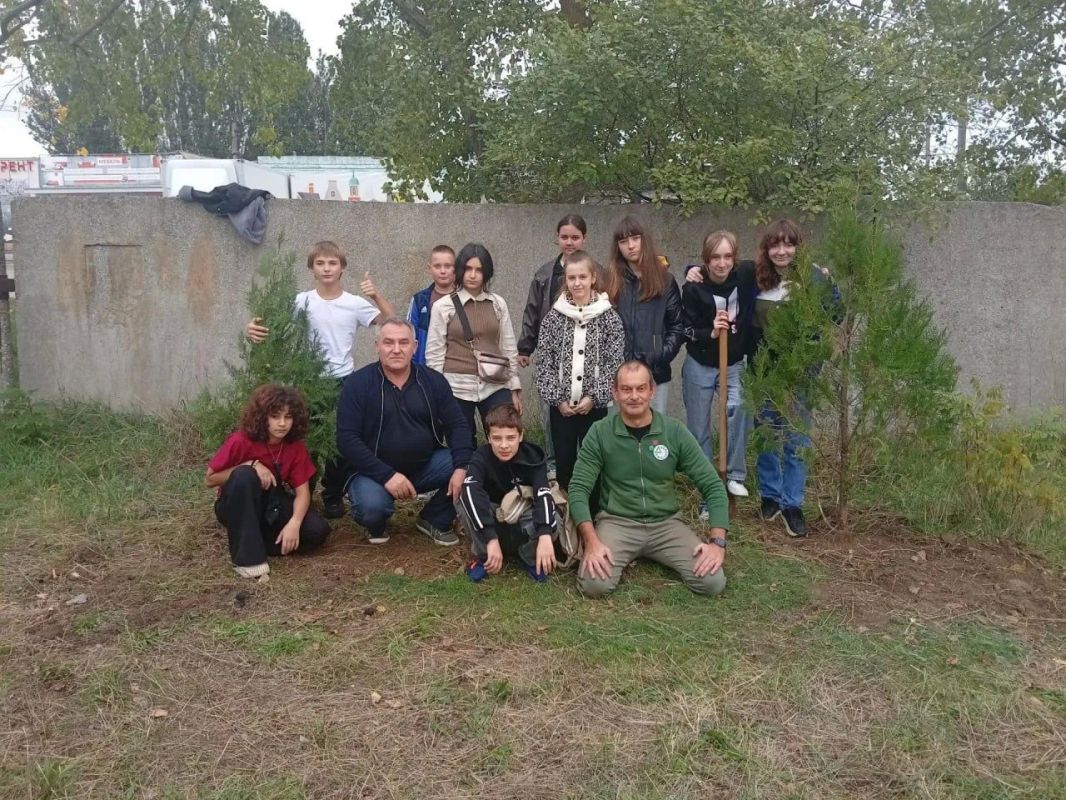 Урок о природе в Скадовске завершился посадкой школьной аллеи