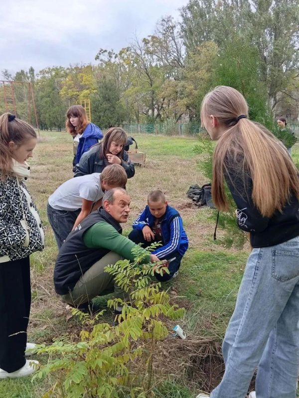 Урок о природе в Скадовске завершился посадкой школьной аллеи Урок о природе в Скадовске завершился посадкой школьной аллеи