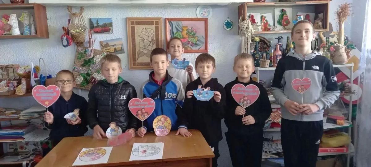 «Самый лучший на свете!»: в Приморском Доме культуры дети готовили подарки для пап