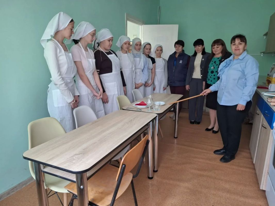 В преддверии Дня повара депутаты «Единой России» посетили урок труда в Чаплинской школе № 1 В преддверии Дня повара депутаты «Единой России» посетили урок труда в Чаплинской школе № 1