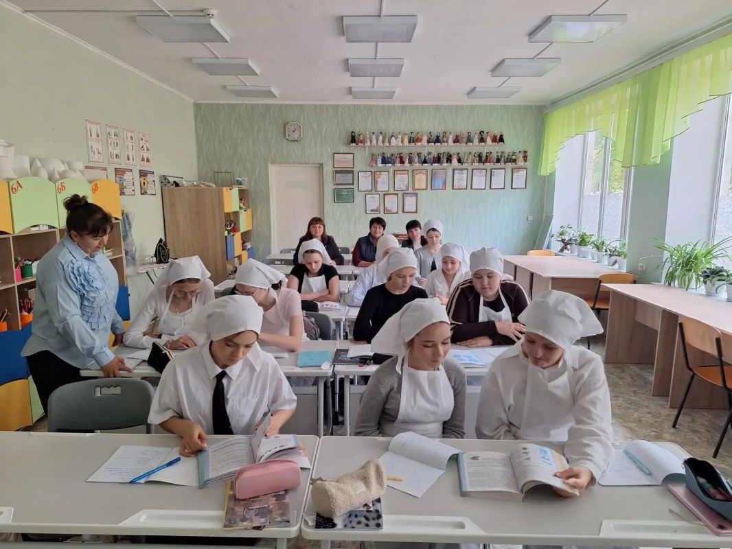 В преддверии Дня повара депутаты «Единой России» посетили урок труда в Чаплинской школе № 1
