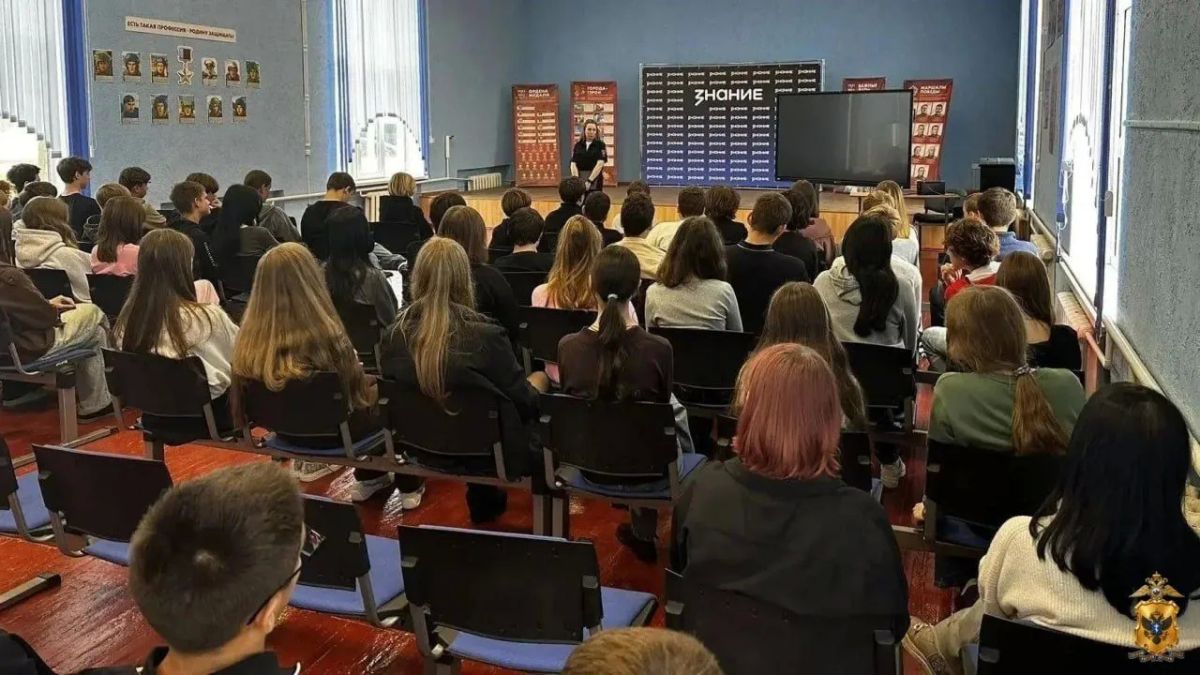 В Геническом округе полицейские провели со школьниками уроки правовой грамотности В Геническом округе полицейские провели со школьниками уроки правовой грамотности