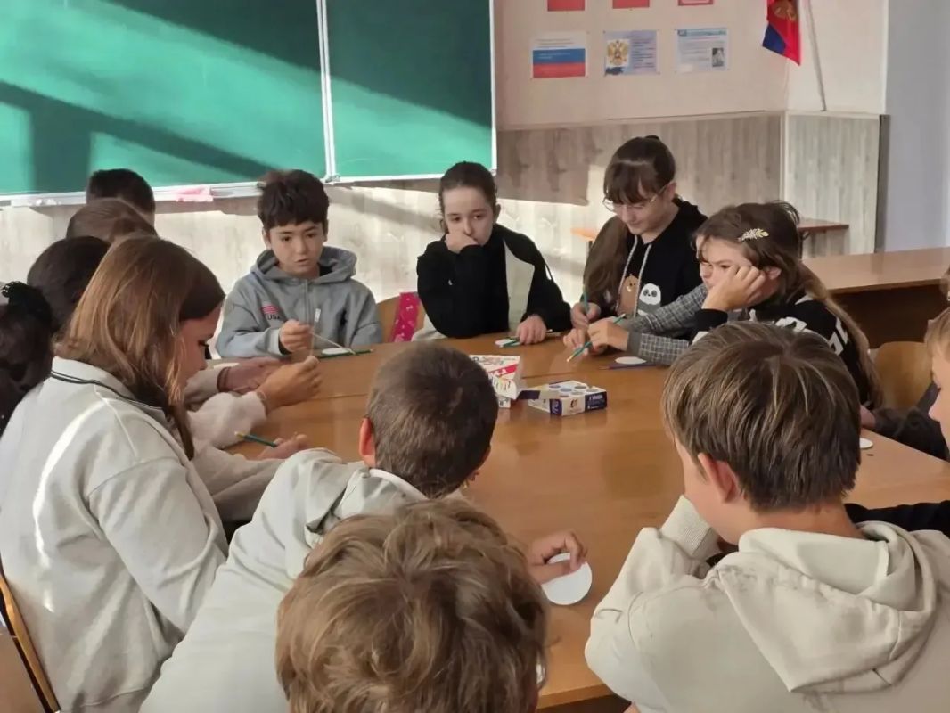 Арт-терапия:. Рисуем без правил и оцениваем только настроение В Азовской школе Генического муниципального округа прошла арт-терапия Арт-терапия:. Рисуем без правил и оцениваем только настроение В Азовской школе Генического муниципального округа прошла арт-терапия