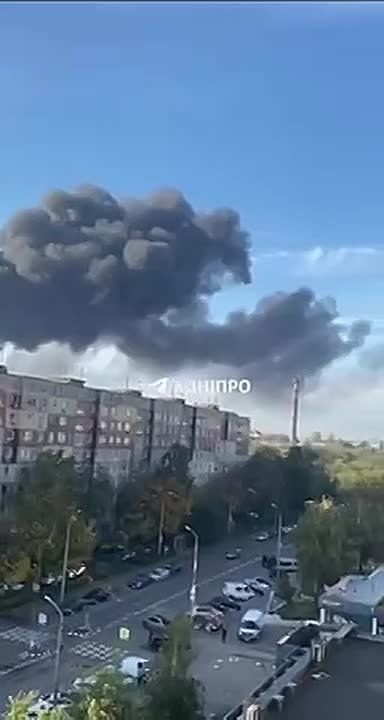 На месте прилёта в Днепропетровске поднимается сильный дым