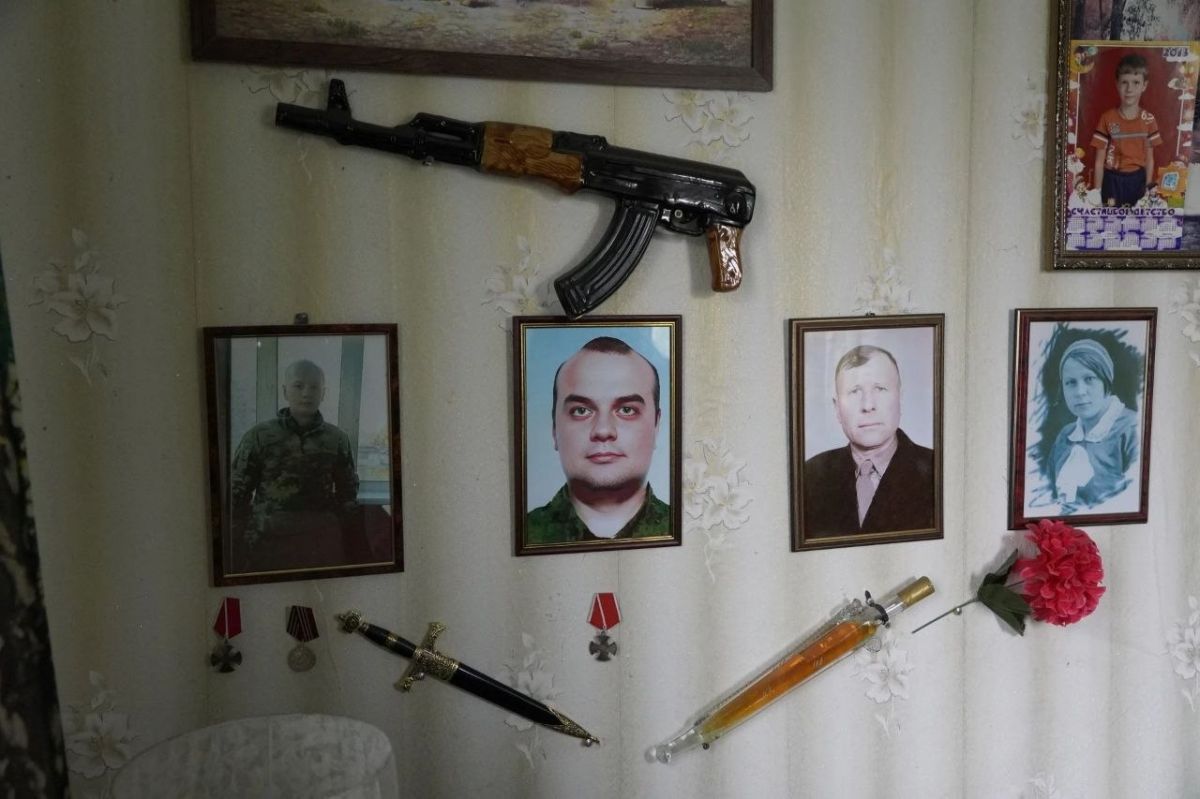 Активисты Движения Первых, кадеты и представители Росгвардии навестили жителя Геническа, чей сын и внук погибли на фронте Активисты Движения Первых, кадеты и представители Росгвардии навестили жителя Геническа, чей сын и внук погибли на фронте