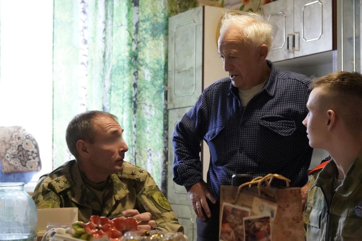 Активисты Движения Первых, кадеты и представители Росгвардии навестили жителя Геническа, чей сын и внук погибли на фронте