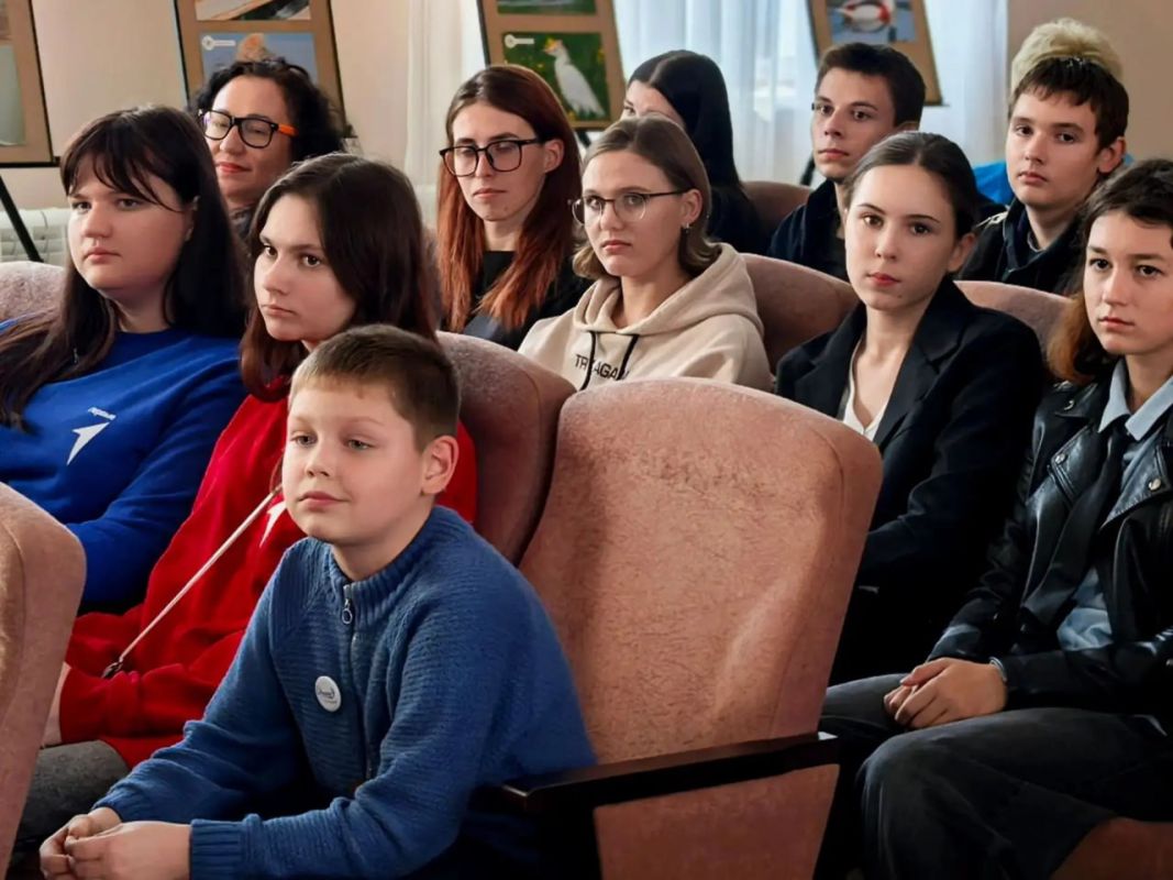 В Геническе прошла встреча молодежи с министром культуры Херсонской области Артёмом Лагойским и специалистами киноиндустрии В Геническе прошла встреча молодежи с министром культуры Херсонской области Артёмом Лагойским и специалистами киноиндустрии