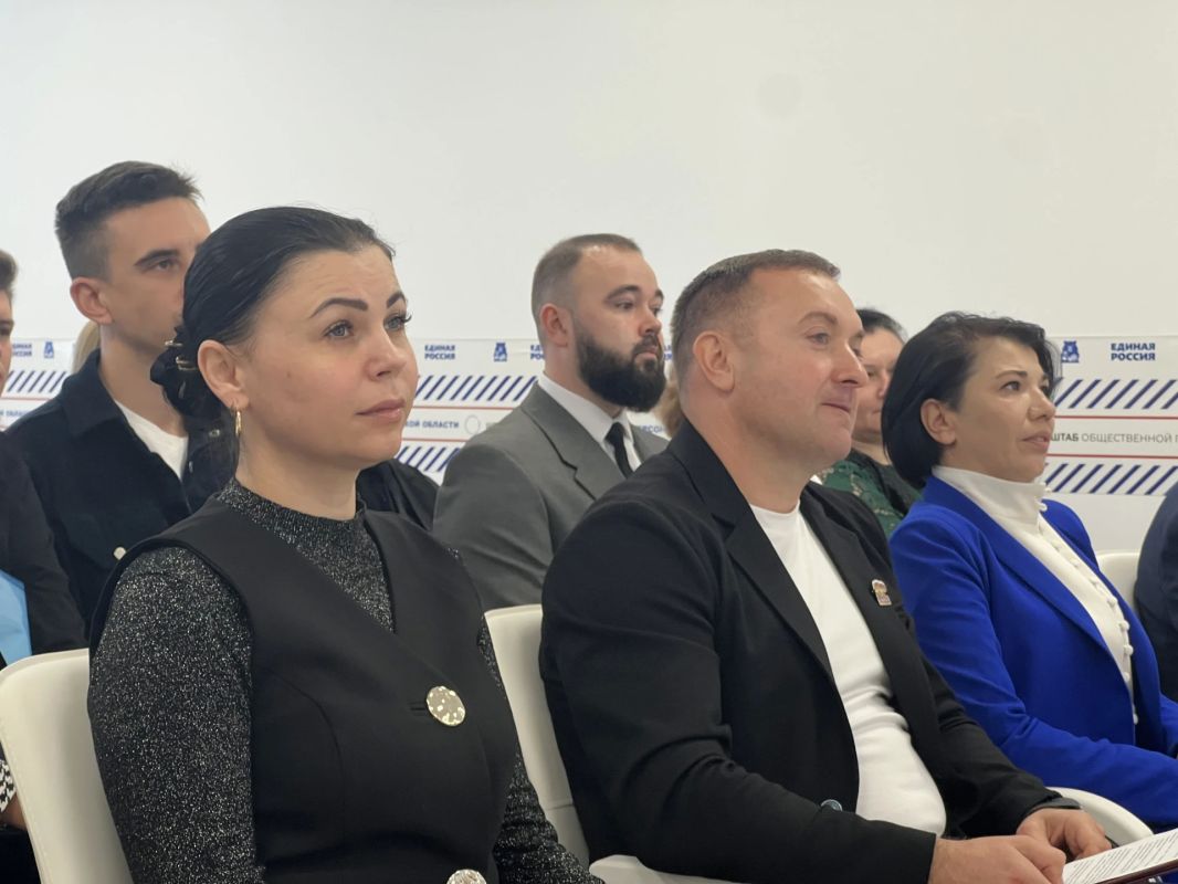 32 человека труда. Врачи, педагоги, тренеры, работники культуры на этот раз они сами принимали поздравления