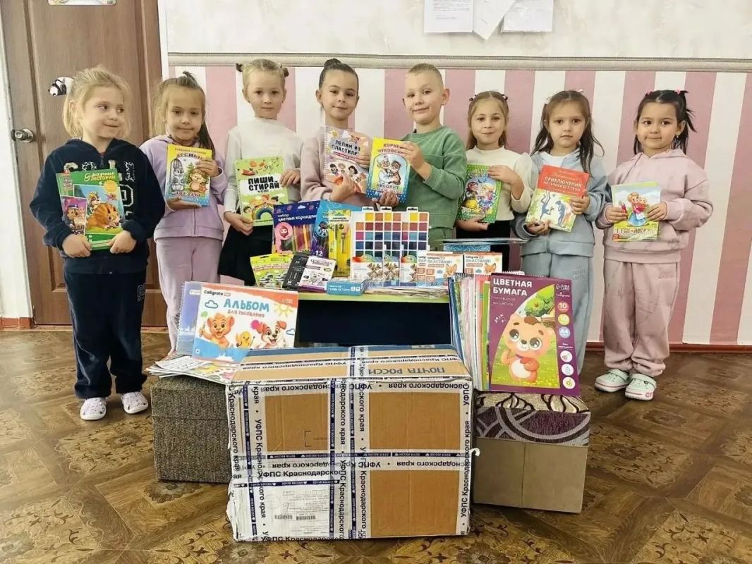 Игрушки, книги и открытки с тёплыми словами: дети Кубани отправили подарки малышам Геническа Игрушки, книги и открытки с тёплыми словами: дети Кубани отправили подарки малышам Геническа