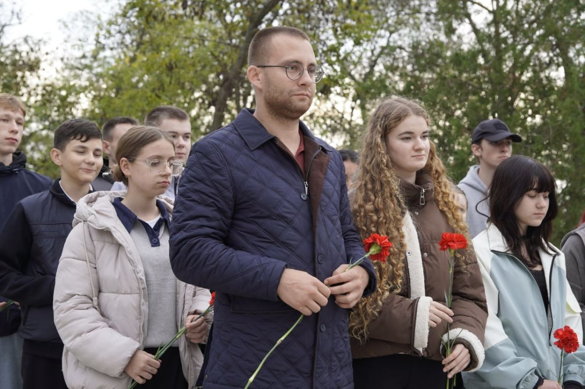 В День белых журавлей пришли к мемориалу в парке имени Т.Г. Шевченко, где покоятся 45 советских солдат, участвовавших в освобождении Геническа