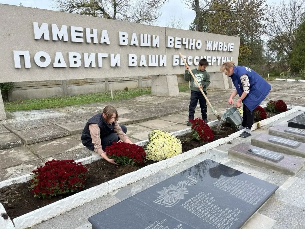 Светлая память в каждом цветке: в Васильевке почтили День белых журавлей Светлая память в каждом цветке: в Васильевке почтили День белых журавлей