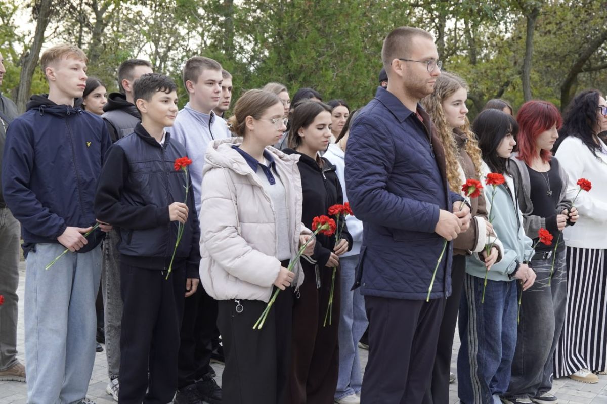 В День белых журавлей пришли к мемориалу в парке имени Т.Г. Шевченко, где покоятся 45 советских солдат, участвовавших в освобождении Геническа В День белых журавлей пришли к мемориалу в парке имени Т.Г. Шевченко, где покоятся 45 советских солдат, участвовавших в освобождении Геническа