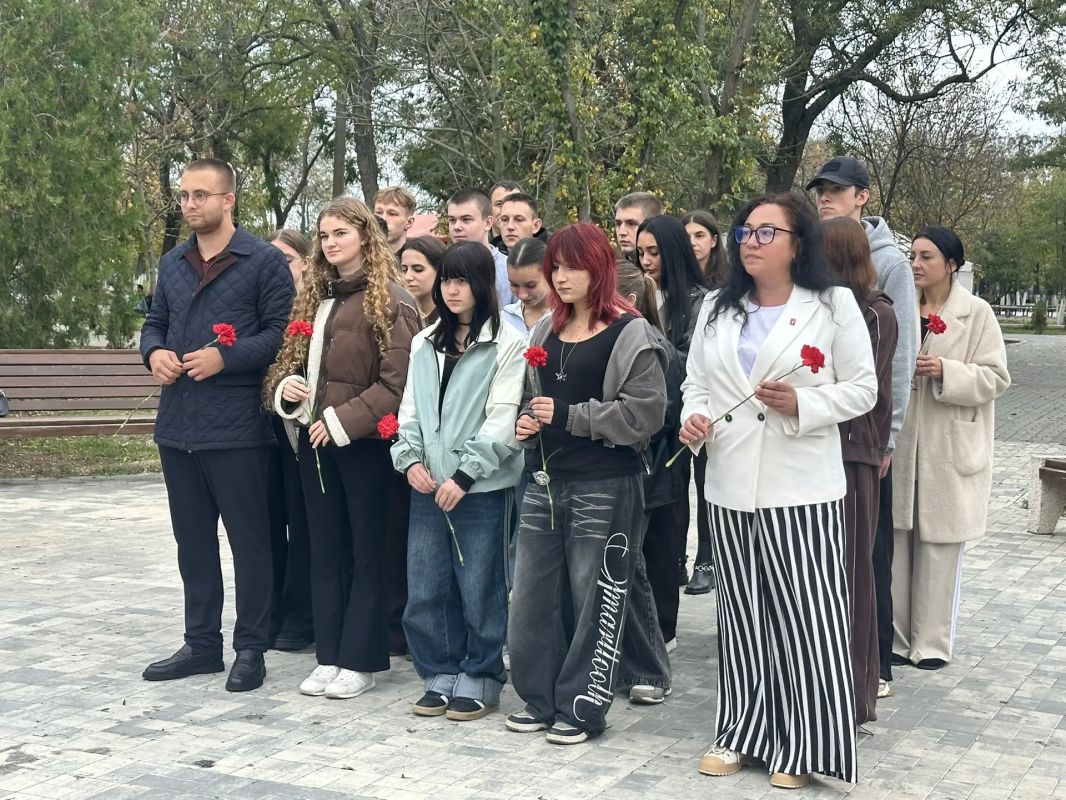 «Сегодня, в День белых журавлей, у памятника павшим героям собрались те, для кого память — не просто слово «Сегодня, в День белых журавлей, у памятника павшим героям собрались те, для кого память — не просто слово