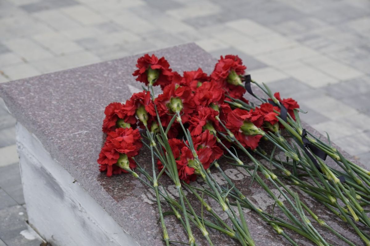 В День белых журавлей пришли к мемориалу в парке имени Т.Г. Шевченко, где покоятся 45 советских солдат, участвовавших в освобождении Геническа В День белых журавлей пришли к мемориалу в парке имени Т.Г. Шевченко, где покоятся 45 советских солдат, участвовавших в освобождении Геническа