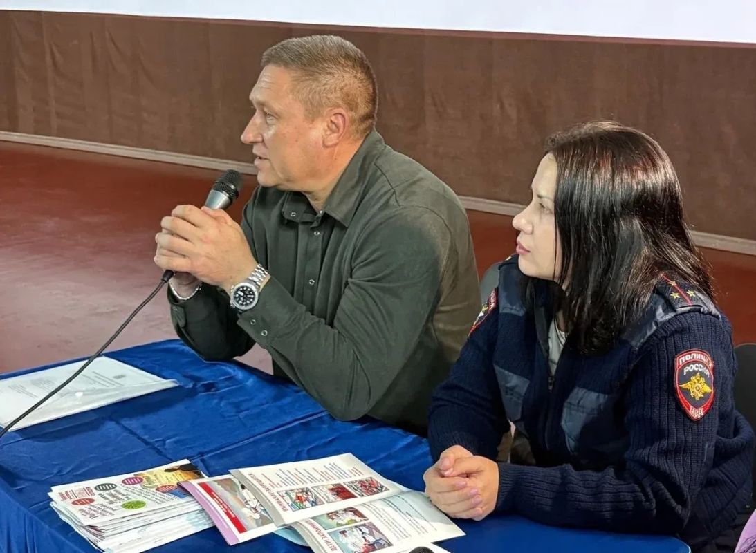 В Херсонской области транспортные полицейские совместно с Движением Первых организовали для школьников кинопоказ о кибербезопасности В Херсонской области транспортные полицейские совместно с Движением Первых организовали для школьников кинопоказ о кибербезопасности