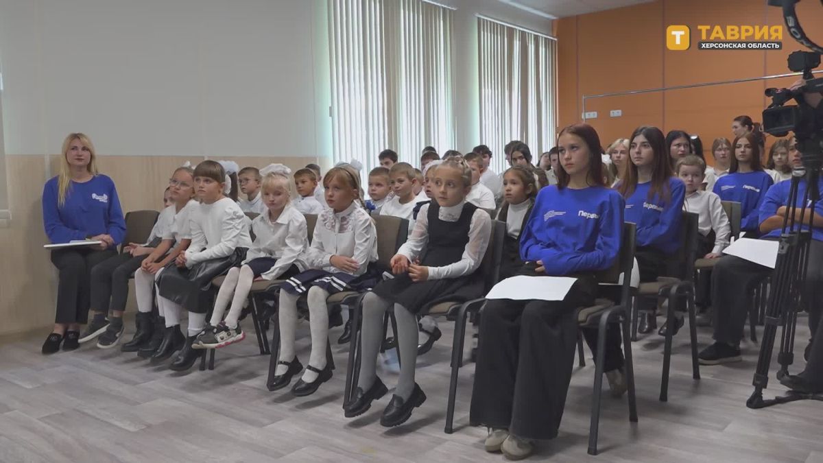 В Генической школе №4 первый заместитель губернатора Херсонской области Павел Шувалкин посвятил первоклассников в "Орлята России"