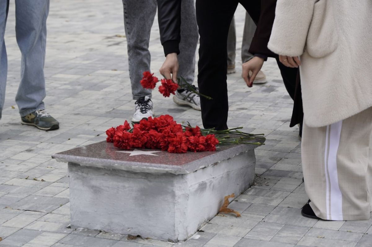 В День белых журавлей пришли к мемориалу в парке имени Т.Г. Шевченко, где покоятся 45 советских солдат, участвовавших в освобождении Геническа В День белых журавлей пришли к мемориалу в парке имени Т.Г. Шевченко, где покоятся 45 советских солдат, участвовавших в освобождении Геническа