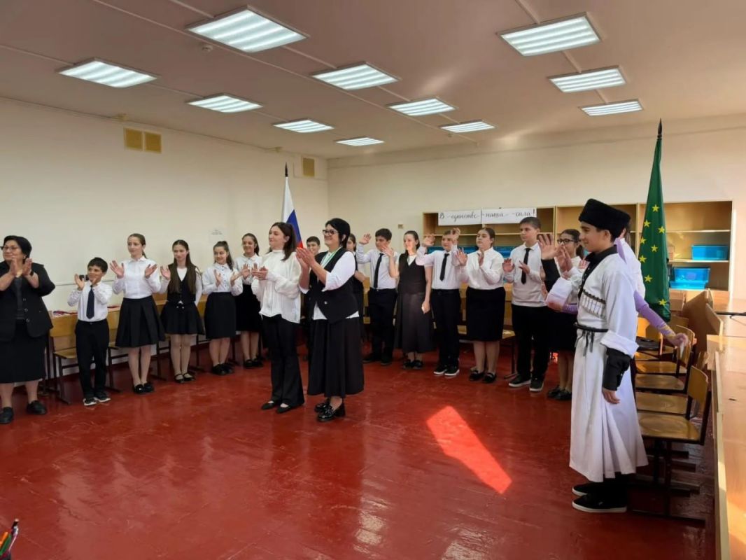 Адыгея и Херсонская область объединили школьников ко Дню народного единства Адыгея и Херсонская область объединили школьников ко Дню народного единства