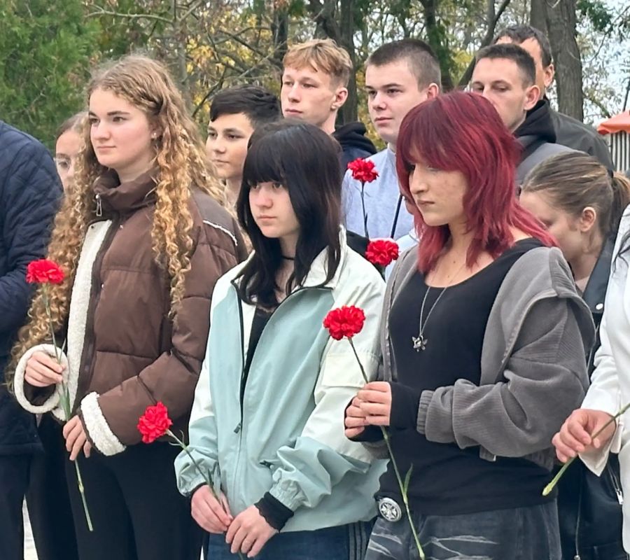 «Сегодня, в День белых журавлей, у памятника павшим героям собрались те, для кого память — не просто слово «Сегодня, в День белых журавлей, у памятника павшим героям собрались те, для кого память — не просто слово