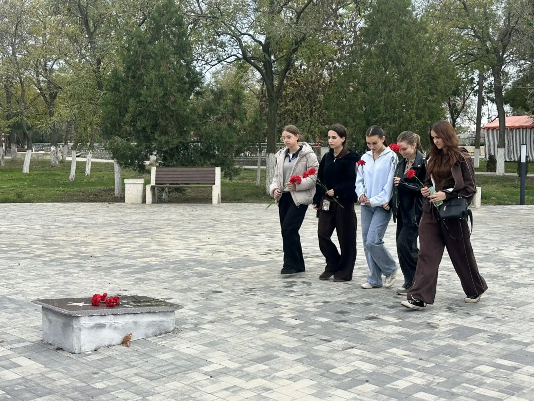 «Сегодня, в День белых журавлей, у памятника павшим героям собрались те, для кого память — не просто слово «Сегодня, в День белых журавлей, у памятника павшим героям собрались те, для кого память — не просто слово