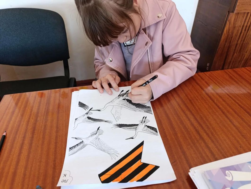 В Азовском ребята из кружка «Волшебная палитра» создали особенный плакат В Азовском ребята из кружка «Волшебная палитра» создали особенный плакат