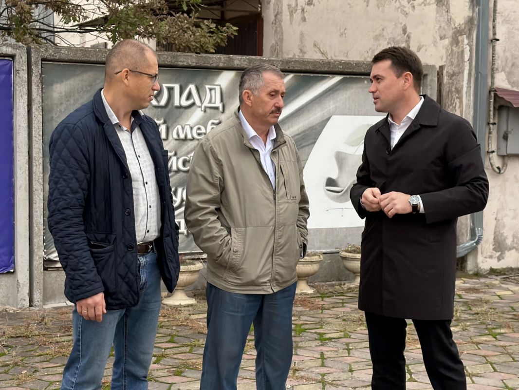 Помощь и поддержка. Сегодня глава Крымского района Александр Ниниев встретился с главой Генического муниципального округа Херсонской области Юлией Семякиной Помощь и поддержка. Сегодня глава Крымского района Александр Ниниев встретился с главой Генического муниципального округа Херсонской области Юлией Семякиной