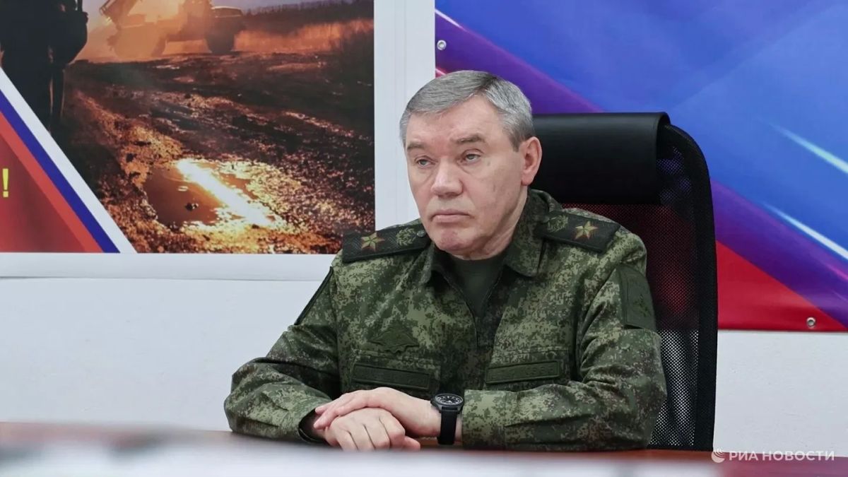 «Режим тишины» с 4.00 мск 27 октября вводят российские военные на Херсонском направлении в связи с гуманитарной операцией в Алешках, заявил Герасимов