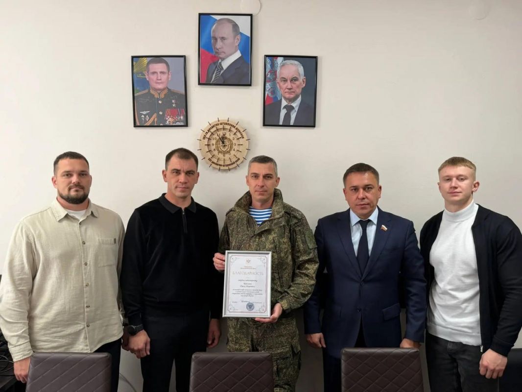 Рамиль Замалетдинов вручил благодарственные письма от депутатов Херсонской областной Думы военнослужащим 104-й гвардейской десантно-штурмовой дивизии, которые добросовестно выполняют свой воинский долг