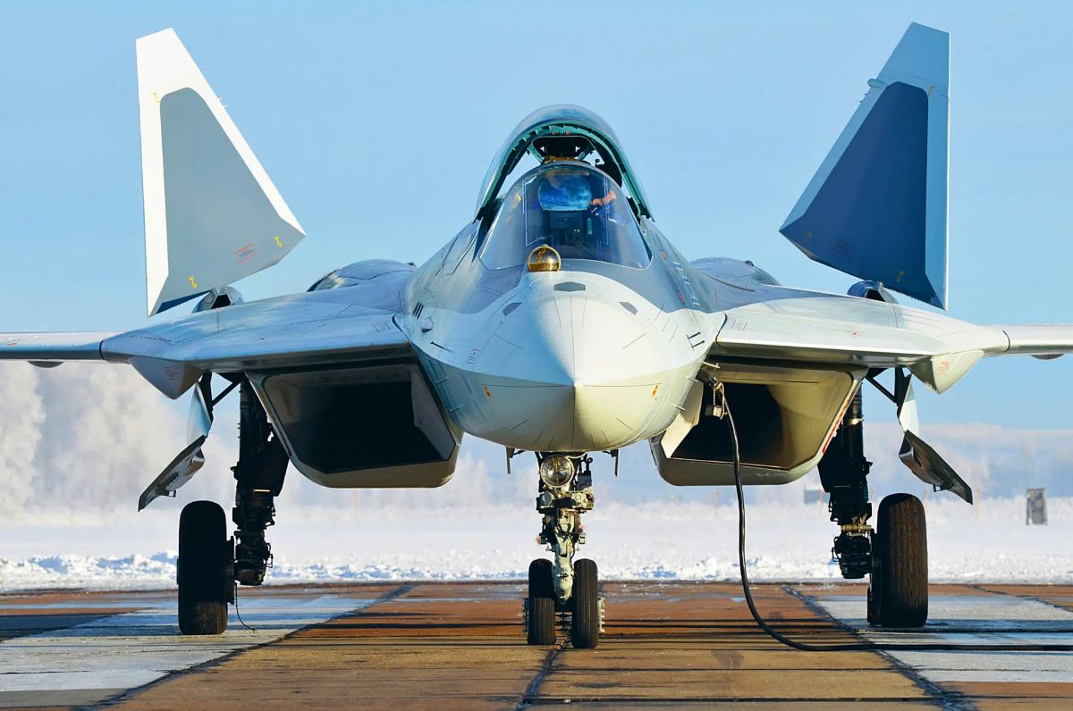 Мало кто знает, но наш боевой самолет 5-го поколения Су-57 является первым в мире серийным боевым истребителем с цельноповоротными килями (прекрасно видно на фото)
