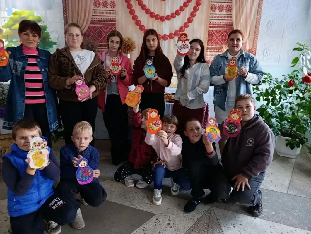 В Семёновском СДК совместно с библиотекой расписали матрешек В Семёновском СДК совместно с библиотекой расписали матрешек