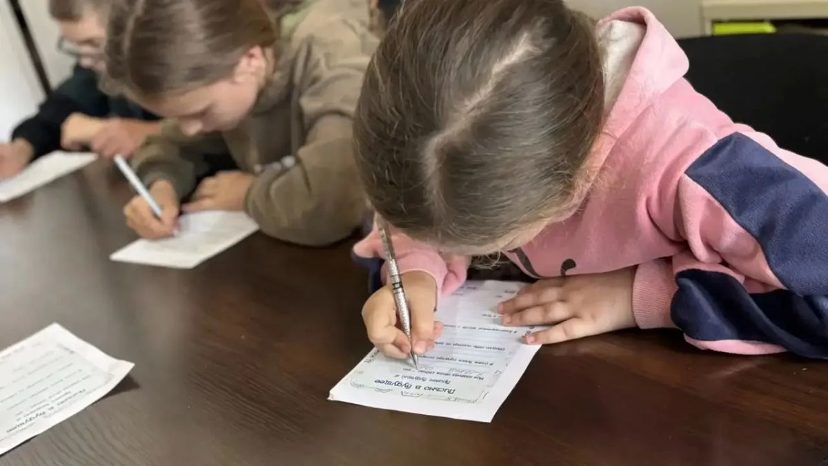 В Дмитровском сельском доме культуры совместно с библиотекой прошёл День написания писем в будущее В Дмитровском сельском доме культуры совместно с библиотекой прошёл День написания писем в будущее