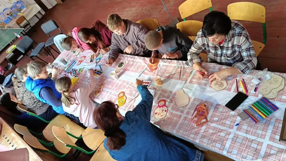 В Семёновском СДК совместно с библиотекой расписали матрешек В Семёновском СДК совместно с библиотекой расписали матрешек