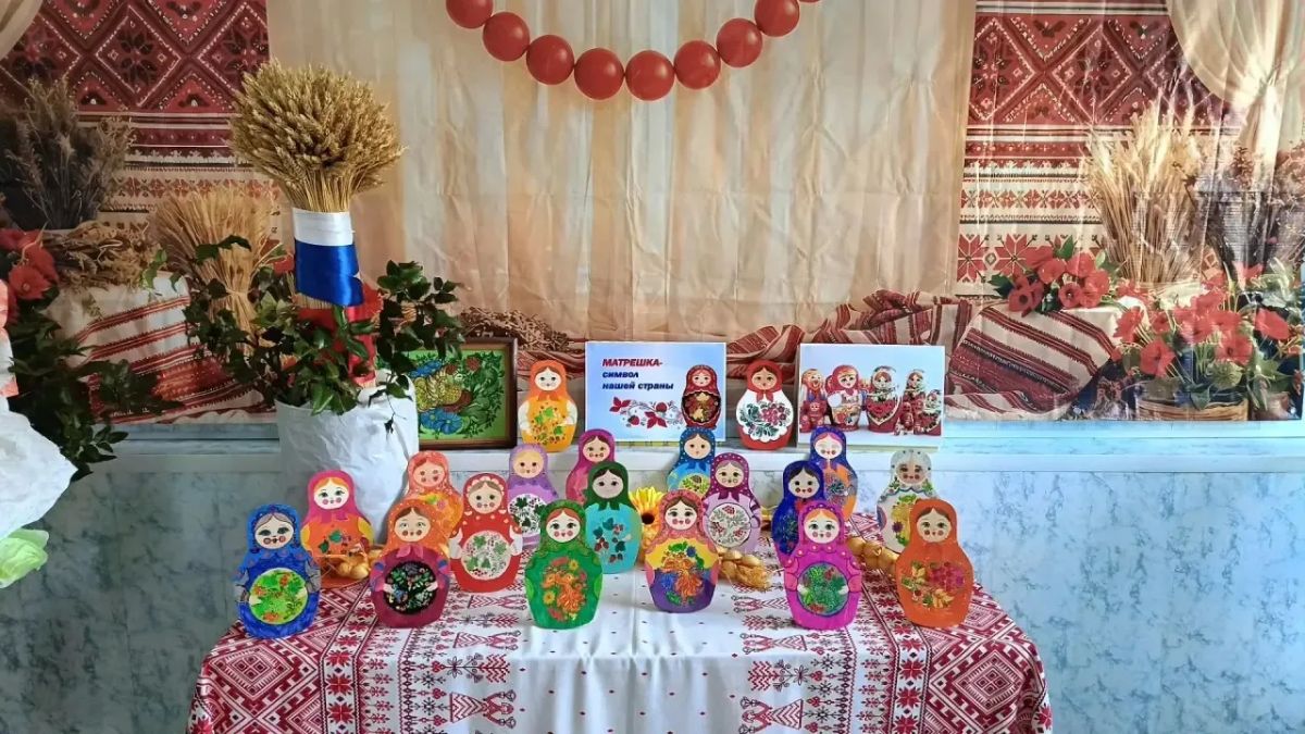 В Семёновском СДК совместно с библиотекой расписали матрешек